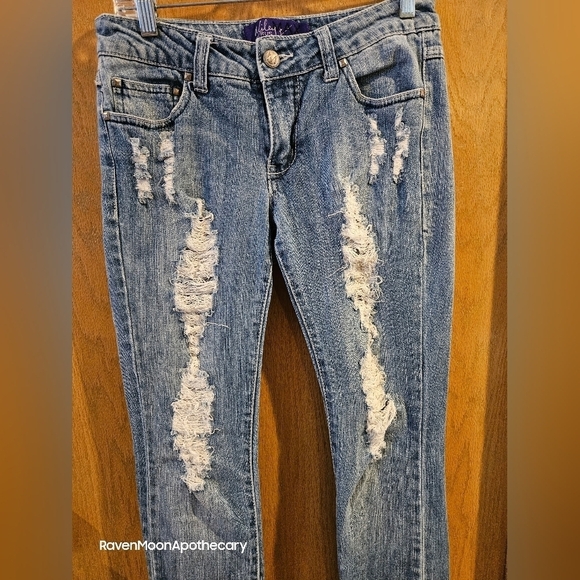 Miley Cyrus Distressed Jeans 9 - Picture 2 of 10